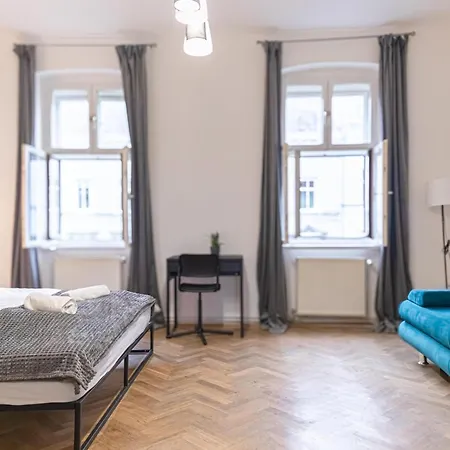 Spacious 2br -near Wiener Stadthalle Burggassewiener Well Located