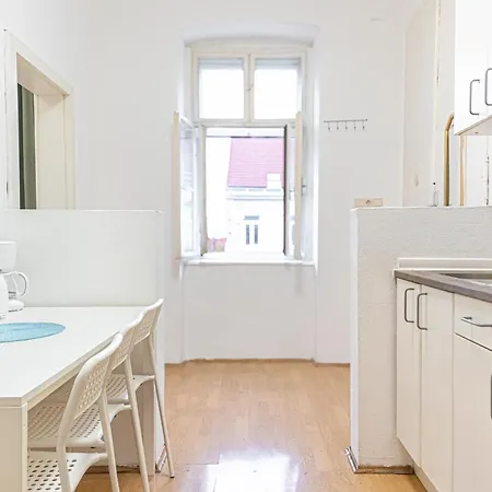 Spacious 2br -near Wiener Stadthalle Burggassewiener Well Located *