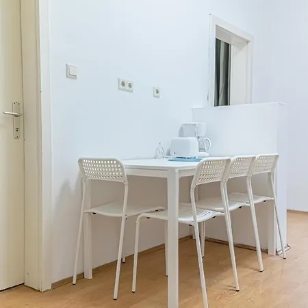 Spacious 2br -near Wiener Stadthalle Burggassewiener Well Located