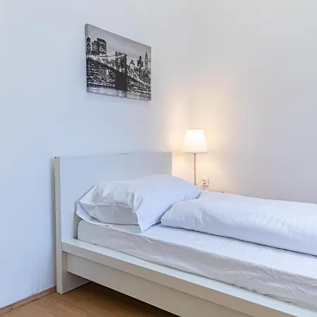 Spacious 2br -near Wiener Stadthalle Burggassewiener Well Located Apartment *