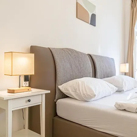 8 Min Walk To Wiener Stadthalle, Stylish 1br Apartment *