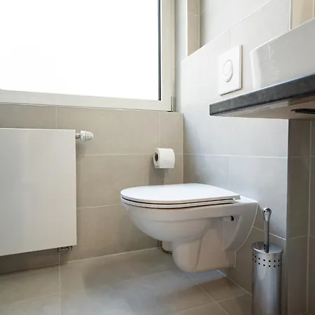 Spacious In Prime Location With Queen Bed Apartment