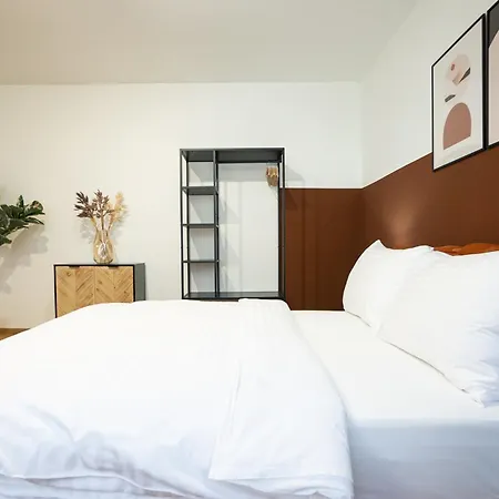 Spacious In Prime Location With Queen Bed