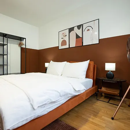 Spacious In Prime Location With Queen Bed Apartment