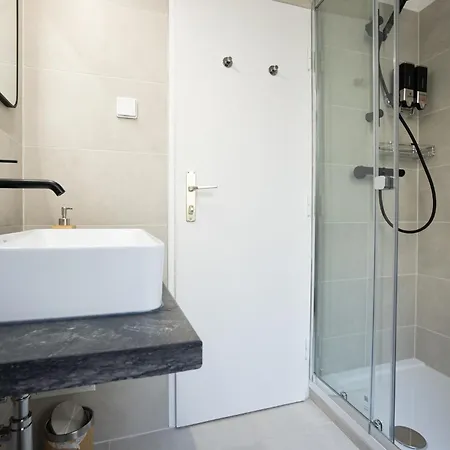 Spacious In Prime Location With Queen Bed *