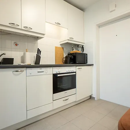 Spacious In Prime Location With Queen Bed *