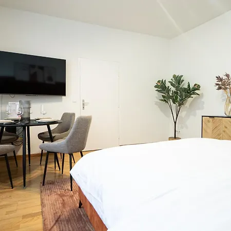 Spacious In Prime Location With Queen Bed * Vienna