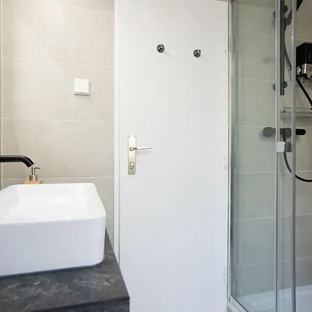 Apartment Spacious In Prime Location With Queen Bed *
