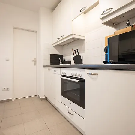 Spacious In Prime Location With Queen Bed Apartment *