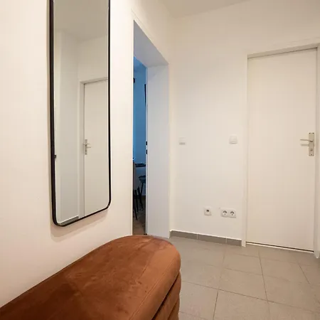 Spacious In Prime Location With Queen Bed *