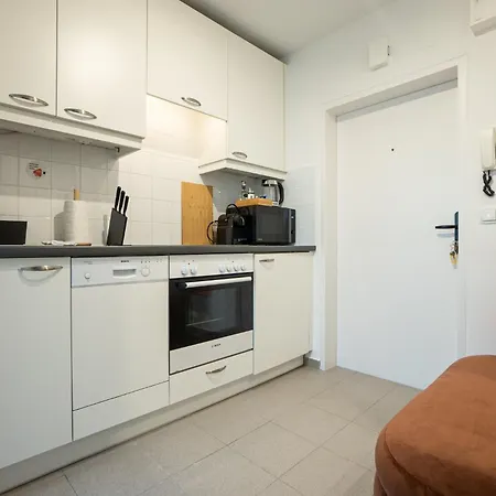 Apartment Spacious In Prime Location With Queen Bed *