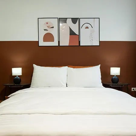 Spacious In Prime Location With Queen Bed Apartment