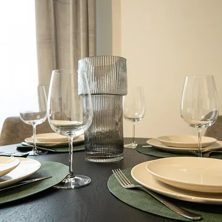 Spacious In Prime Location With Queen Bed Apartment *