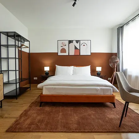 Apartment Spacious In Prime Location With Queen Bed *