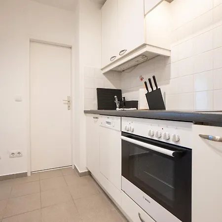 Spacious In Prime Location With Queen Bed Apartment *