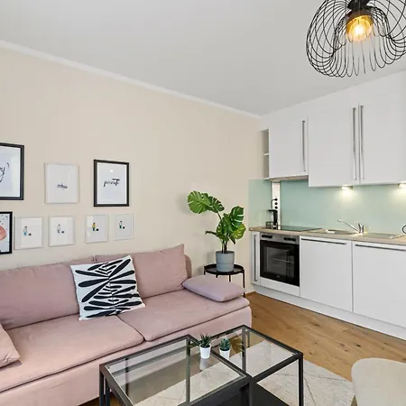 Free Parking I Balcony I 5 Min To Train Station Apartment