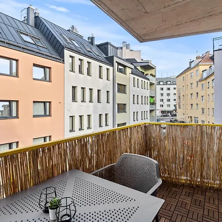 Free Parking I Balcony I 5 Min To Train Station Apartment *