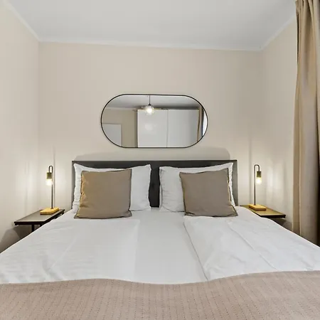 Free Parking I Balcony I 5 Min To Train Station Apartment *