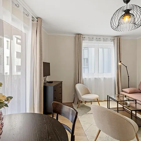 Free Parking I Balcony I 5 Min To Train Station *