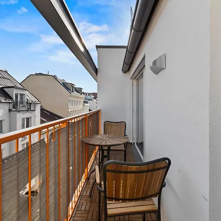 Free Parking I Balcony I 5 Min To Train Station Apartment