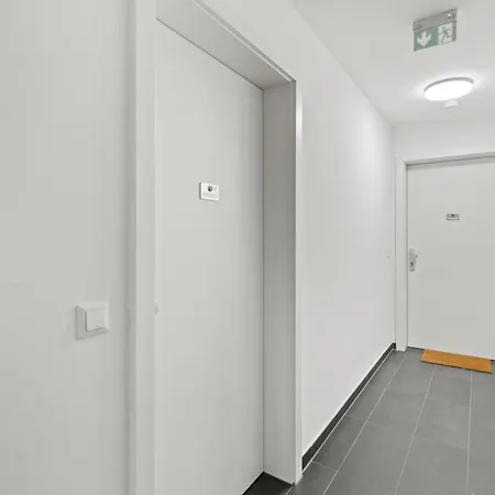 Free Parking I Balcony I 5 Min To Train Station *