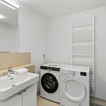 Free Parking I Balcony I 5 Min To Train Station