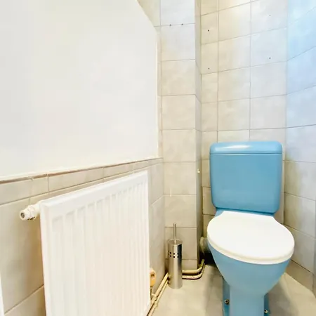 Bright 5br W Great Transport Link Apartment *