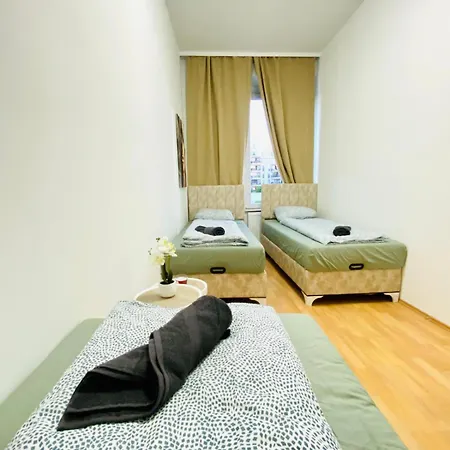 Bright 5br W Great Transport Link Apartment *