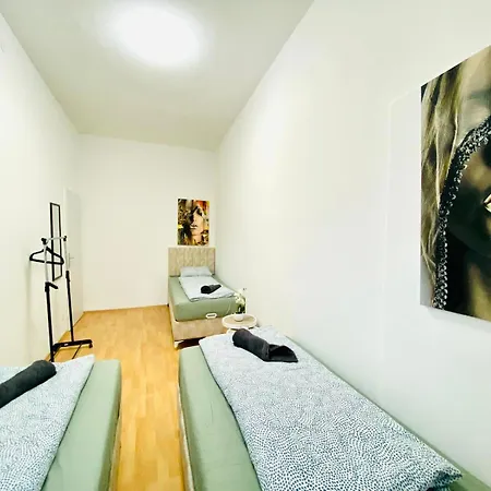 Bright 5br W Great Transport Link Apartment *