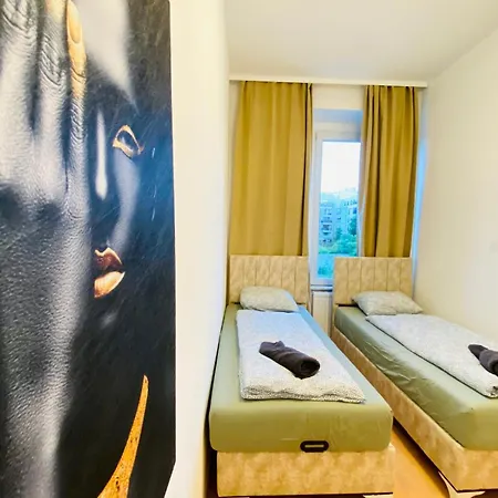 Bright 5br W Great Transport Link Apartment