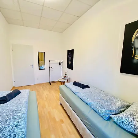 Bright 5br W Great Transport Link Apartment