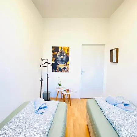 Bright 5br W Great Transport Link Apartment