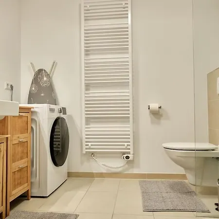 Free Parking I Balcony I 5 Min To Train Station Apartment