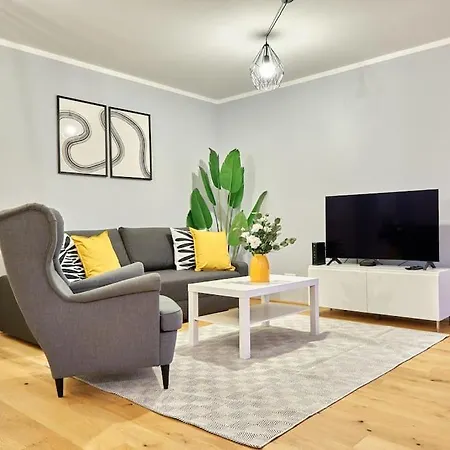 Free Parking I Balcony I 5 Min To Train Station
