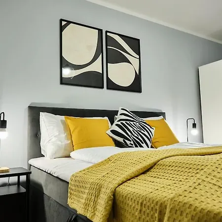 Free Parking I Balcony I 5 Min To Train Station Apartment *