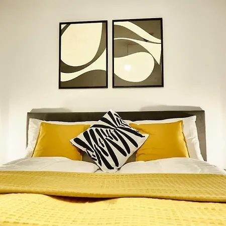 Free Parking I Balcony I 5 Min To Train Station *