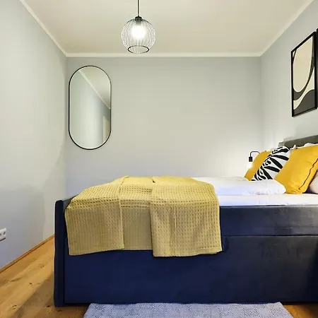 Free Parking I Balcony I 5 Min To Train Station Apartment *