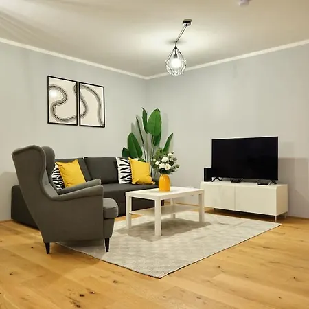Free Parking I Balcony I 5 Min To Train Station Apartment