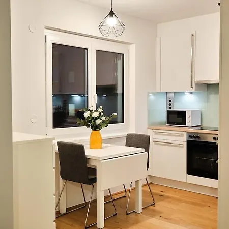 Free Parking I Balcony I 5 Min To Train Station Apartment