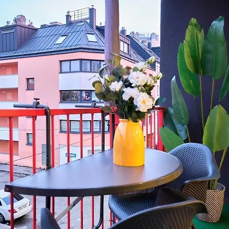 Free Parking I Balcony I 5 Min To Train Station *
