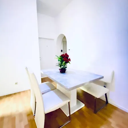 Spacious 4-bedroom For Big Groups Apartment *