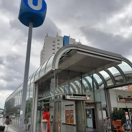 Haus Mit Garten, U Bahn Naehe, Gratis Parkplaetze