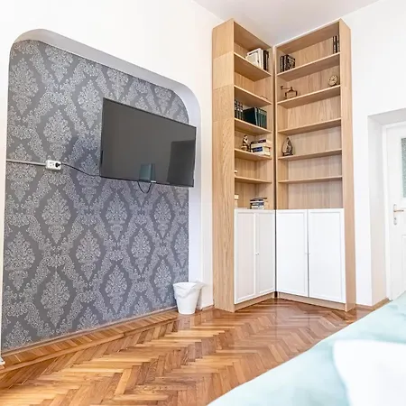 Convenient 3-br Shared Apt, 15 Min To Landstrasse Hub Apartment *