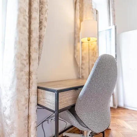 Convenient 3-br Shared Apt, 15 Min To Landstrasse Hub Apartment *