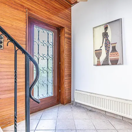 Hostel Comfy In Shared With Terrace And Garden