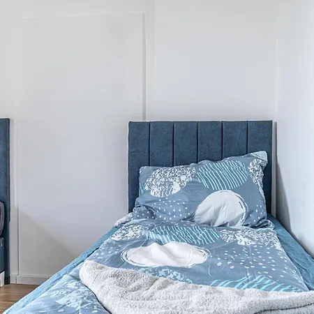 Hostel Comfy In Shared With Terrace And Garden