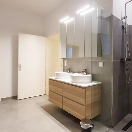 Luxury Apartment *