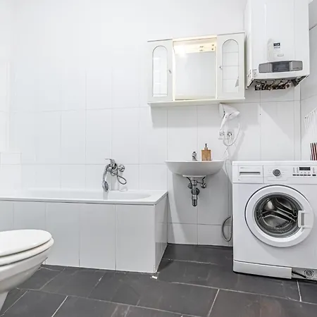 Near Danube & Millenium Tower - Massive Shared 4br