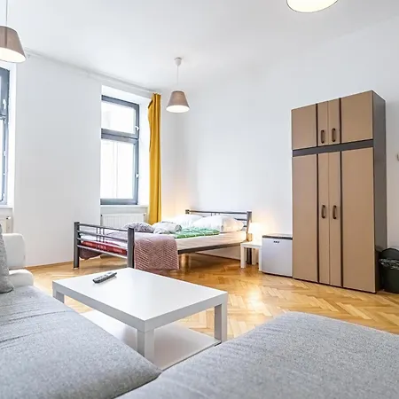 Apartment Near Danube & Millenium Tower - Massive Shared 4br