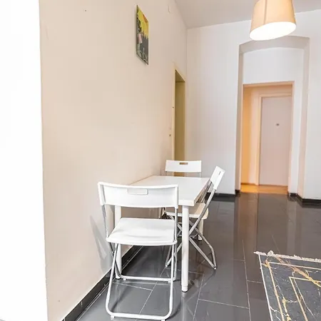 Apartment Near Danube & Millenium Tower - Massive Shared 4br *